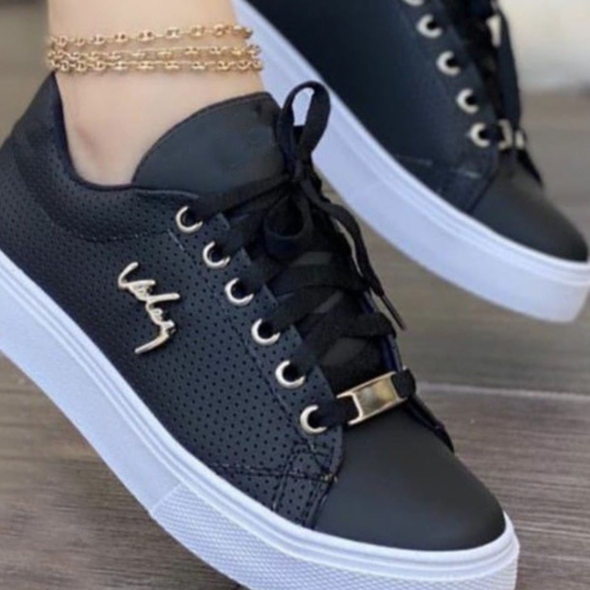 Lace Up Round Toe Sneakers